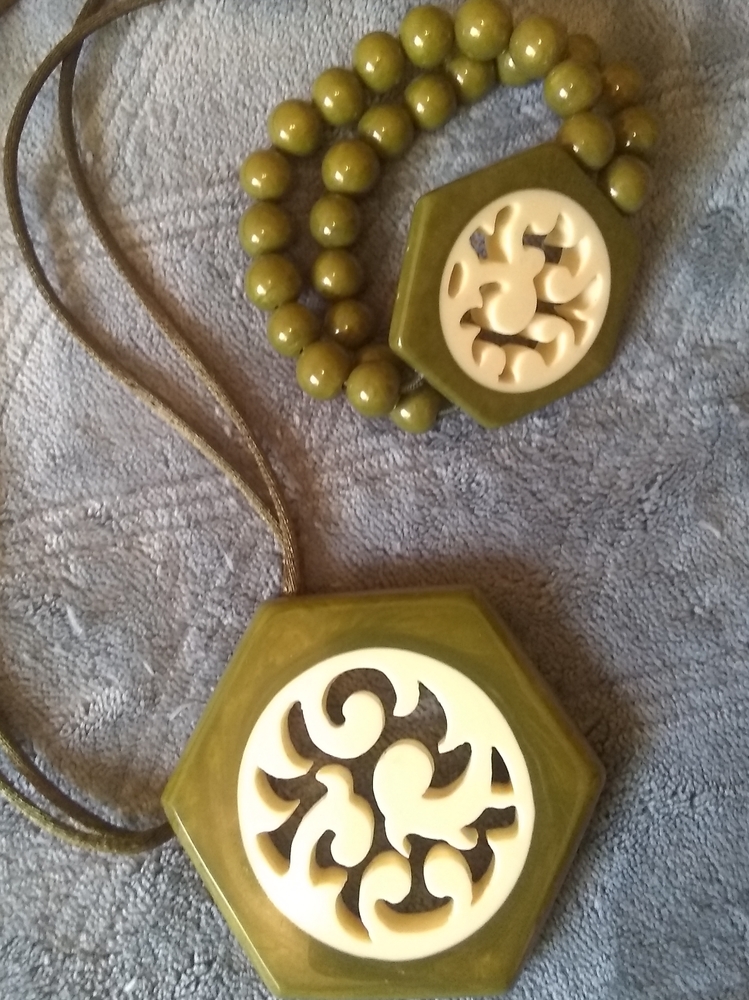 Necklace and bracelet set